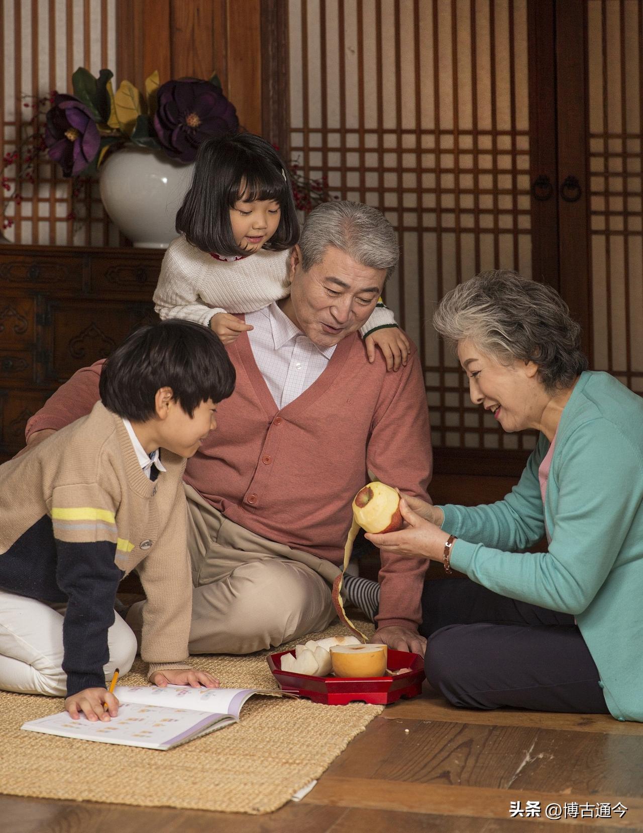 带孙子最狠一招：不打不骂，三招让孩子乖乖听话还超黏你
 
很多爷爷奶奶带孙辈，总