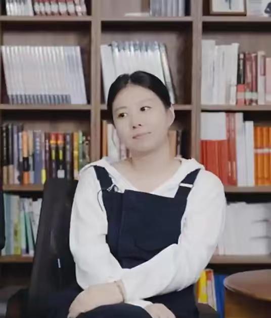 这是张雪峰的妻子李丽婧，她今年34岁，比老公小7岁，人长得不错，很白净，容貌也较