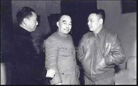 1956年，毛人凤病重。那天，妻子向影心耐心给他喂药，还说：“快喝吧，喝完就好了