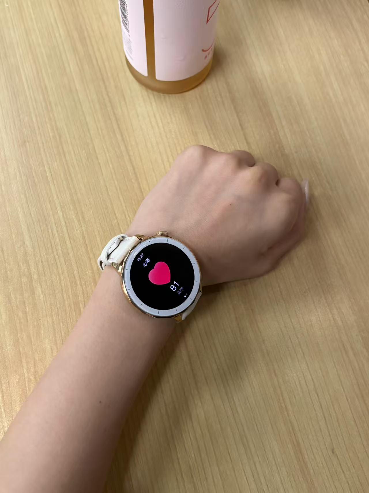 又发现了一个莎莎手表比iWatch好用的地方！
嘿嘿嘿，520这天找到了会动的情