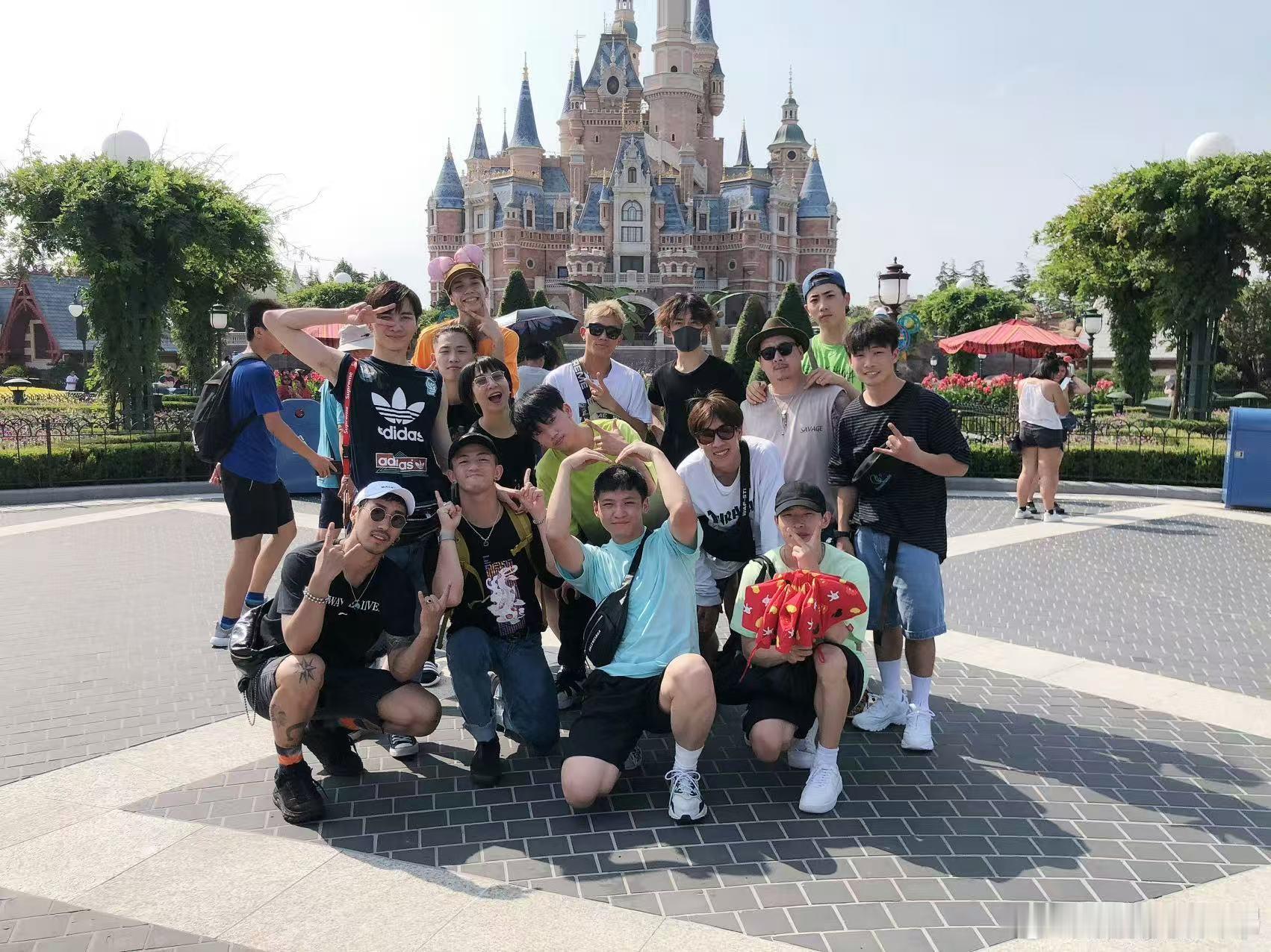 易烊千玺张天赐经常聚会张天赐在《声鸣远扬》节目中透露，易烊千玺和他们的聚会完全是