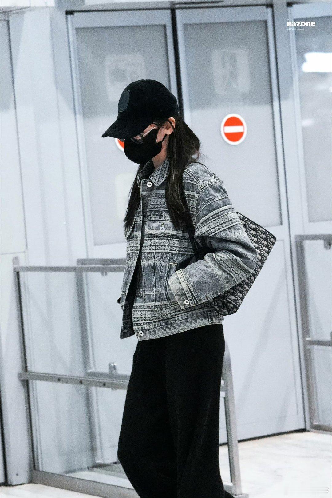 迪丽热巴[超话]迪丽热巴巴黎时装周 dlrb 迪奥全球品牌大使迪丽热巴 dlrb