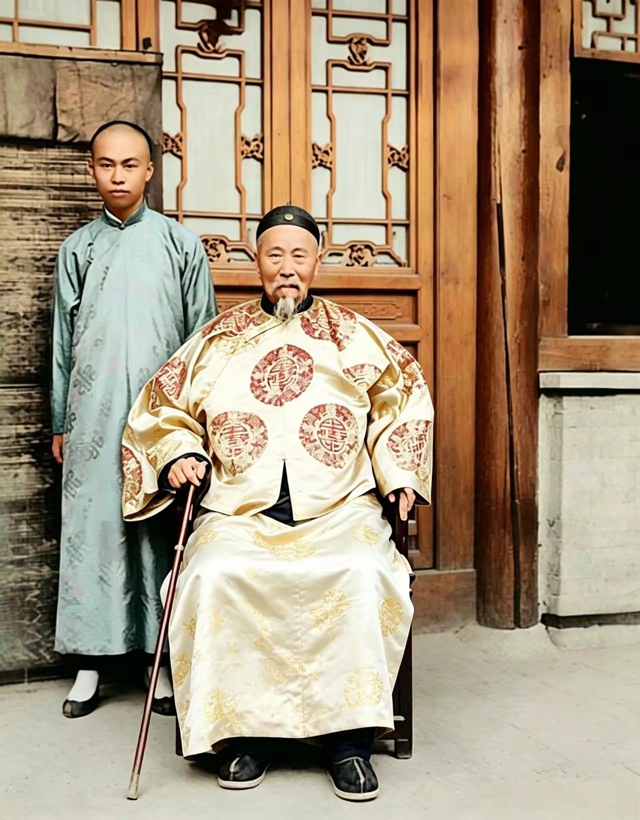 这是年迈的李鸿章与年幼的小儿子李经迈。父子俩年龄相差五十四岁。李鸿章可谓老来得子