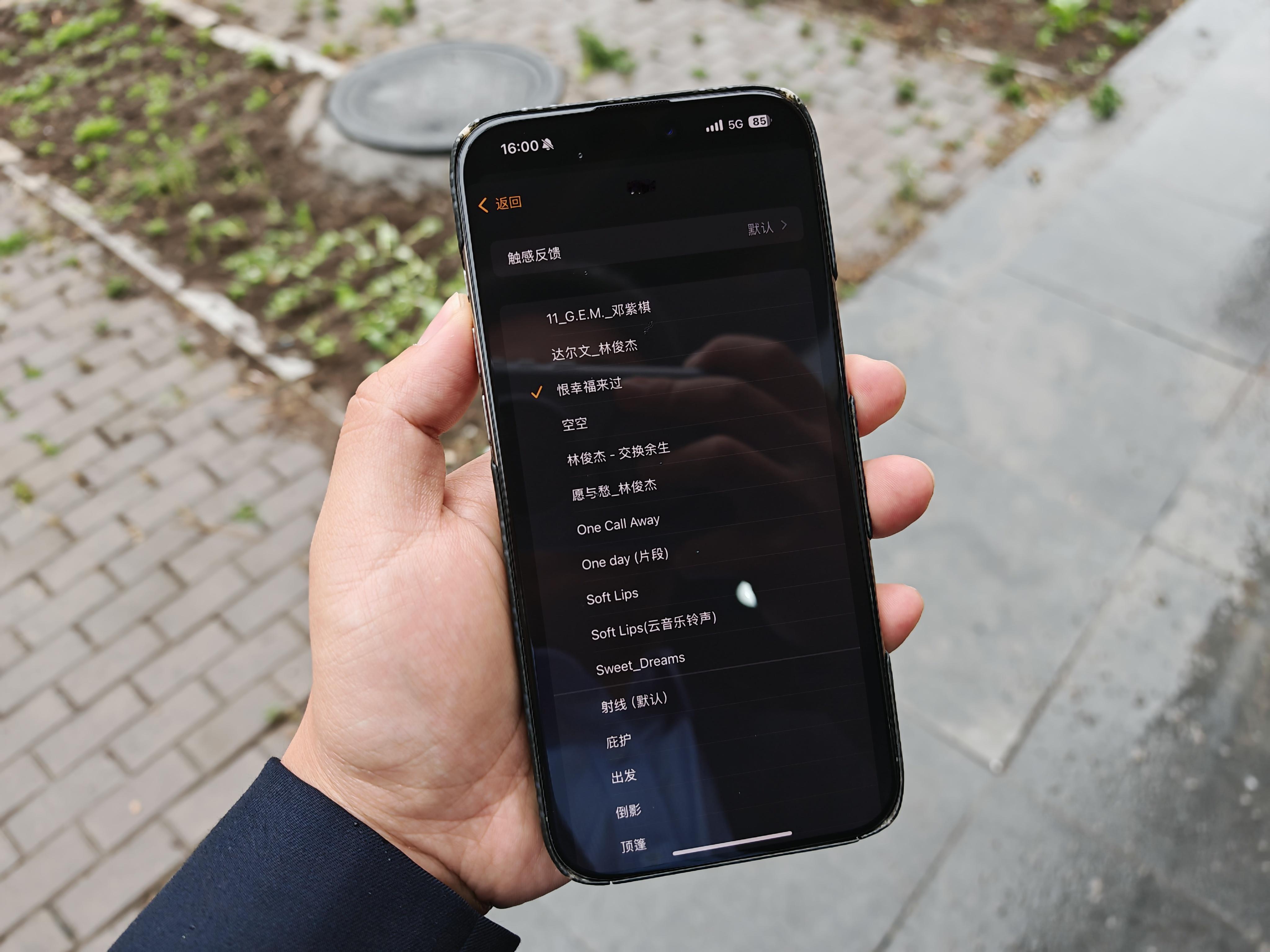 你还会设置手机自定义铃声吗小宇反正是会的，小宇平时iPhone和安卓双持，三张电