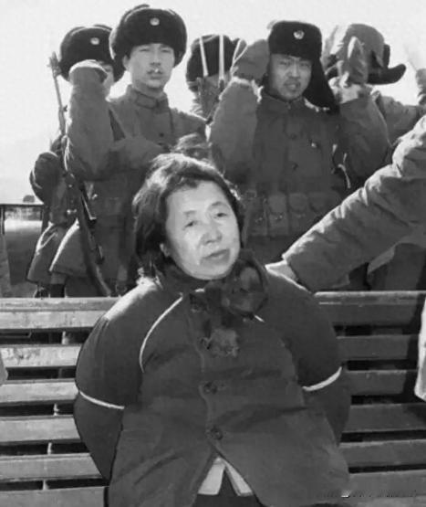 1980年，女死刑犯王守信枪决全程，在即将行刑之际，王守信像是失去了理智，四处奔