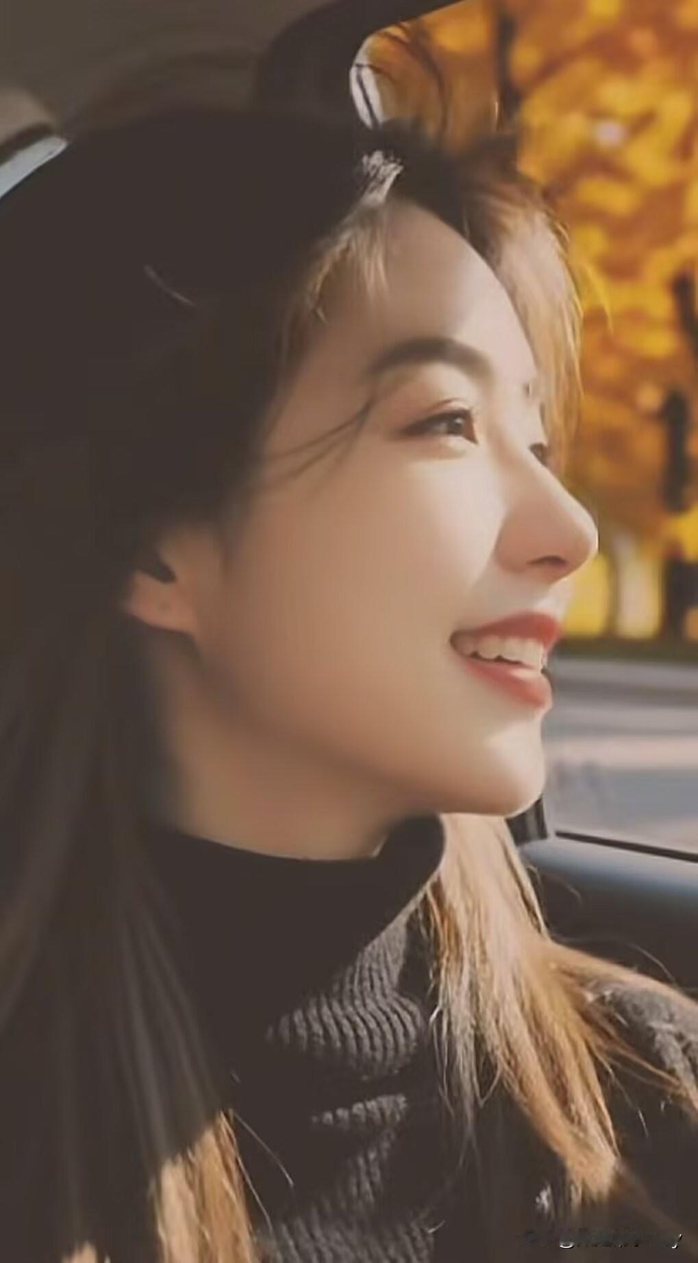 《侧面》
莫要总盯着自身不够完美之处
你专注工作时的侧脸
柔声安慰朋友的温婉
皆