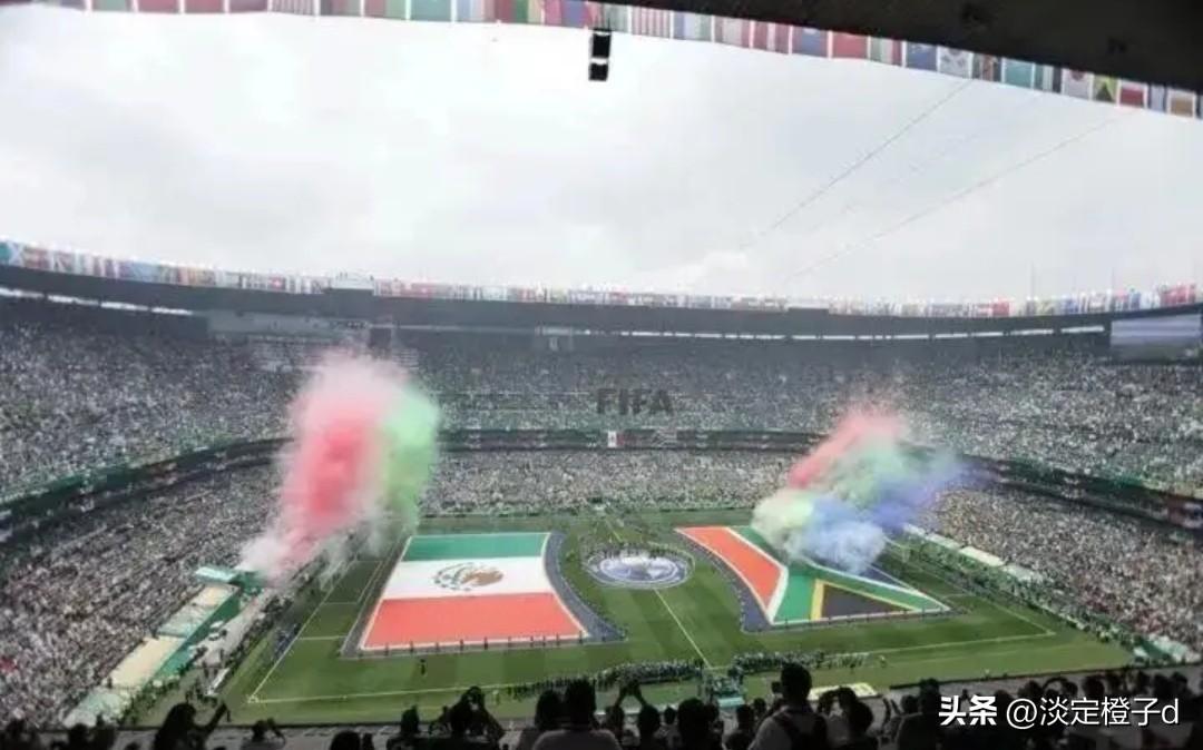 刚落地就被枪顶脑门
 
两名中国球迷6月10日晚落地墨西哥城，地接车辆驶出机场一