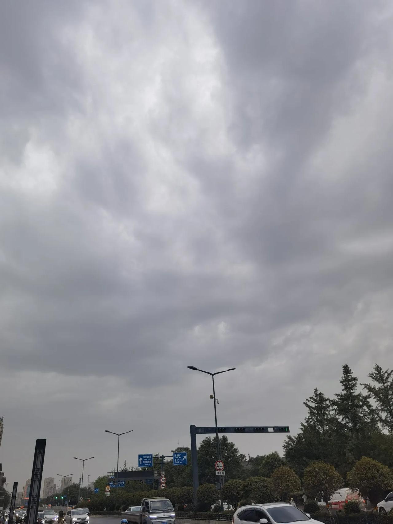 2025年5月7日晚上19：00西安天空乌云密布，期待来一场痛痛快快的春雨，让关