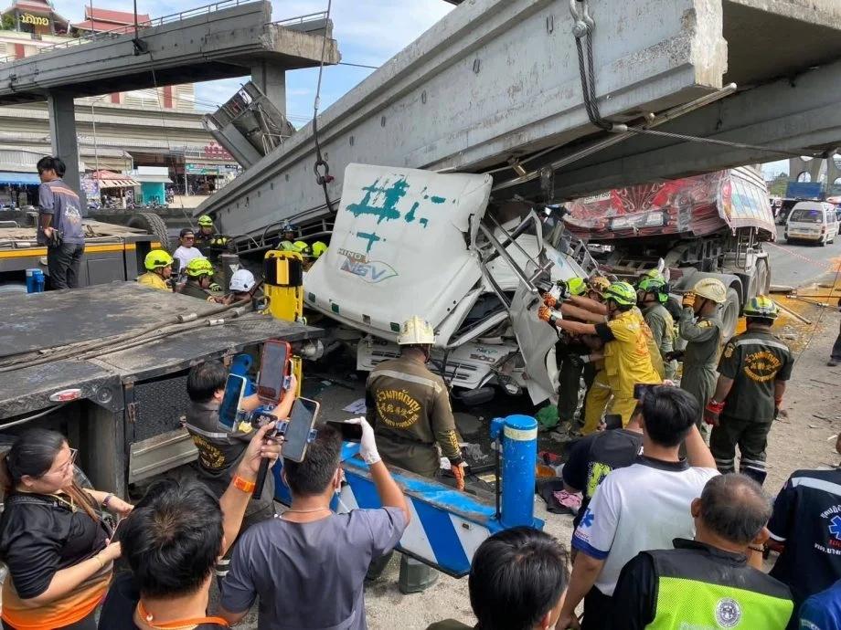 一辆运载砂石的18轮拖格罗里行驶中没有放下车斗，结果车斗撞上施工中的行人天桥，天
