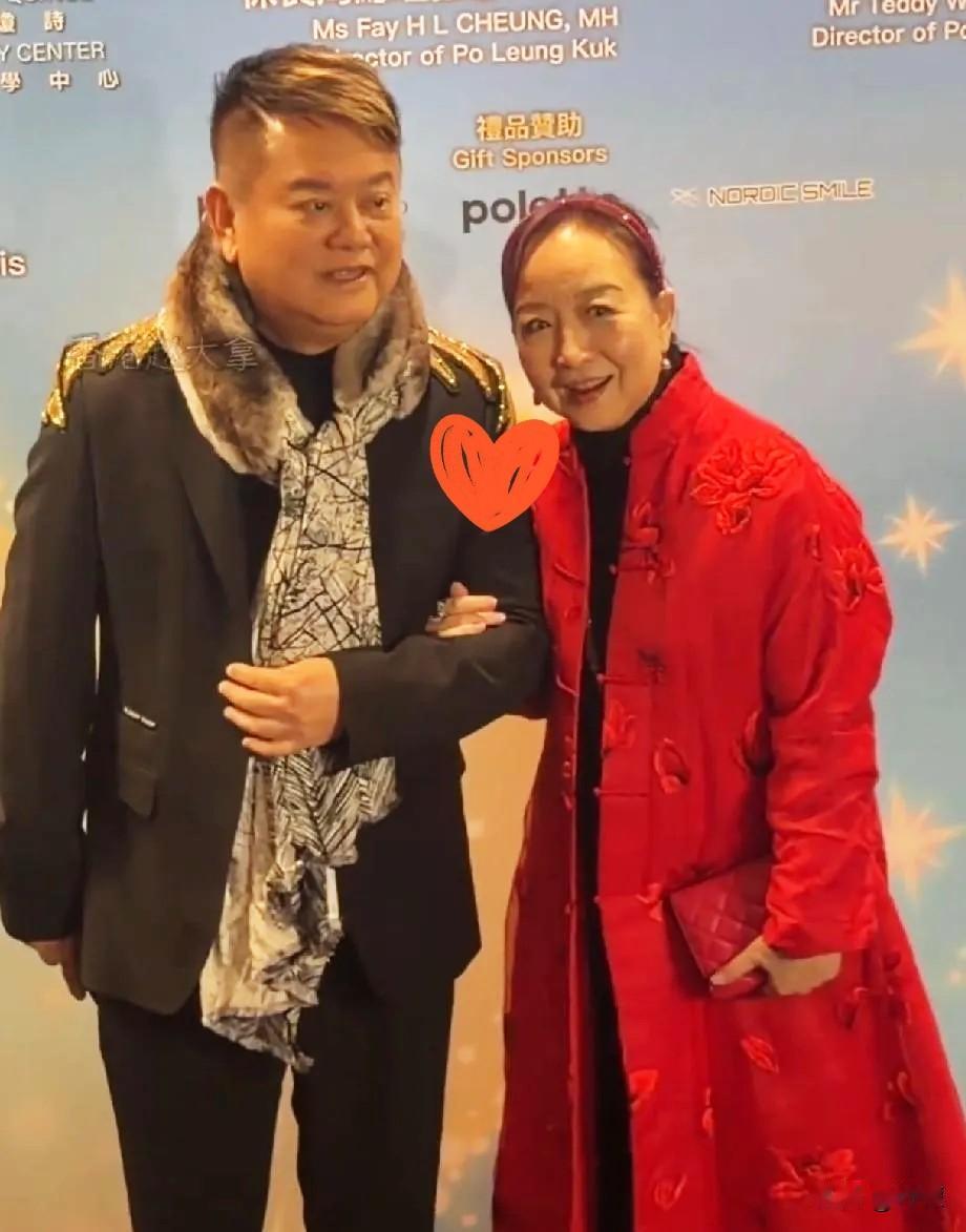 一个瞒了46年的谎言，
最近被陈百祥自己戳破了。
他跟黄杏秀的“丁克”，根本不是