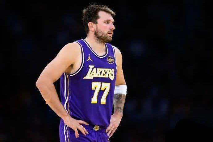 东契奇要求湖人配A级中锋 6月26日讯 今日ESPN名记Dave McMenam