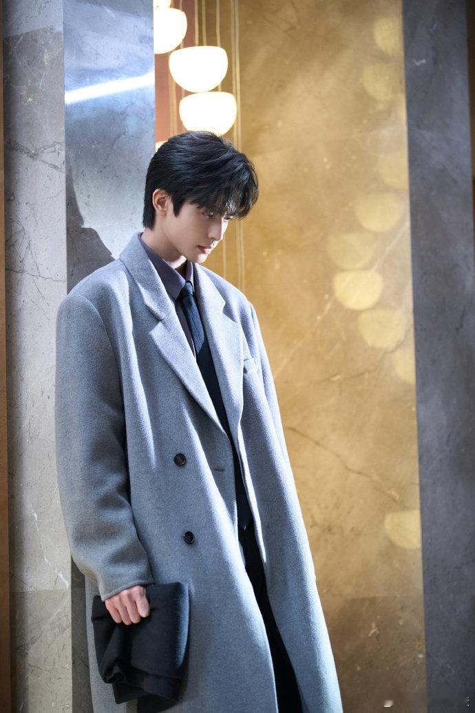 宋威龙扛住了格莱美运镜 这段「红毯运镜」视频里的，将动态的清爽与静态的俊朗结合得