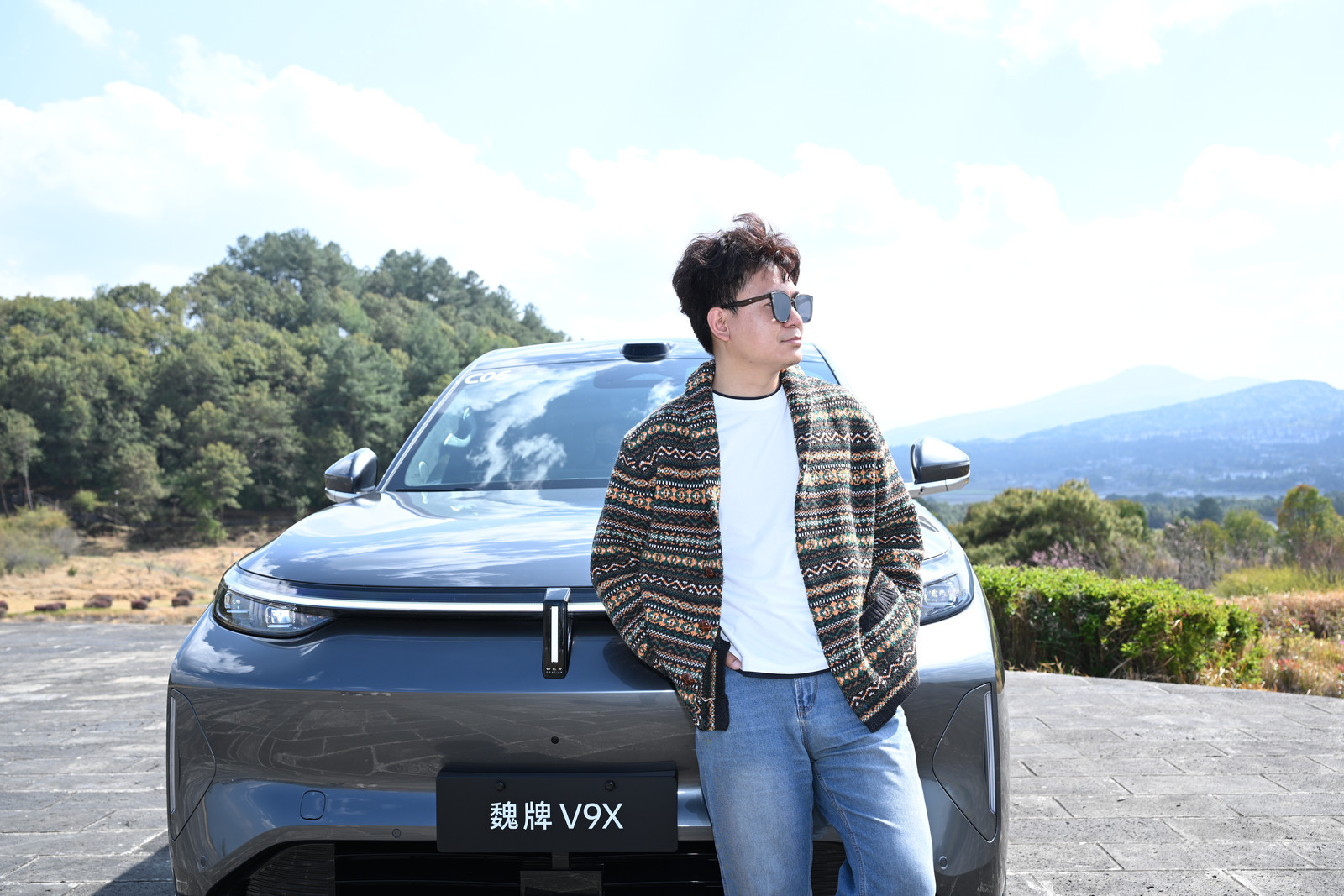 魏牌 V9X 作为豪华旗舰 SUV，外观融合东方美学，前脸贯穿式灯带与悬浮车标彰