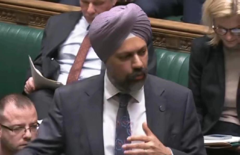 斯塔默，你别把你研发第六代战机放在文件箱里压箱底。

英国议员的发难并非无理取闹