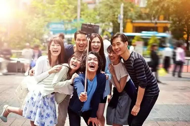 你知道美日韩的年轻人多么爽吗？疯到什么程度？赚钱赚疯了。韩国年轻人喜欢上杠杆，从