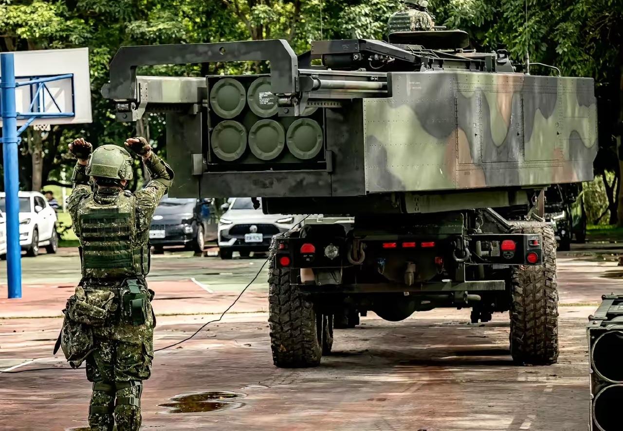 美国对台军售就像骗局，8年前买的武器还没交付，如今又要买军火。

据媒体12月1