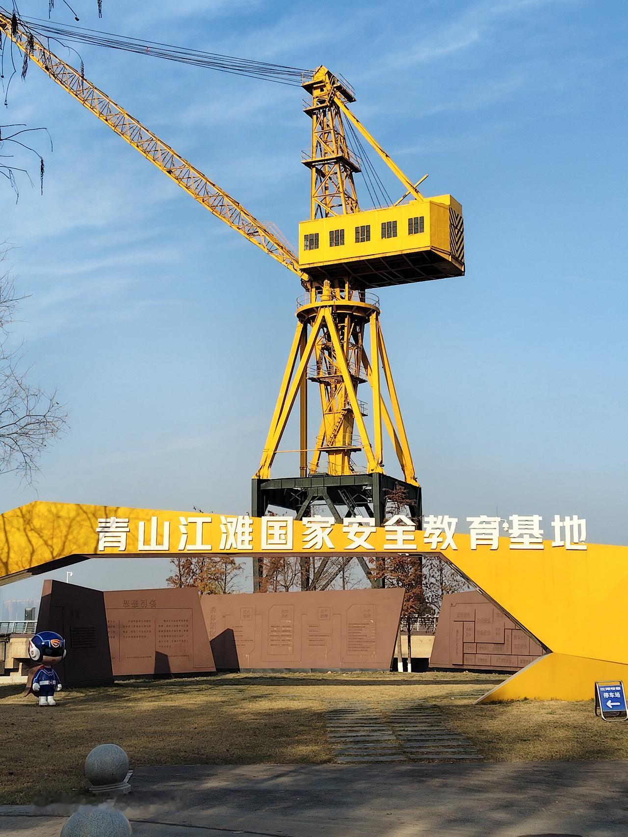 红钢城目前已成了青山区的城中村，因为那是武钢的地盘。你看看最早改造的10街坊，那