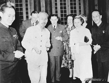 1932年胡志明身陷囹圄、身心受折磨的艰难处境。 胡志明骨瘦如柴，身陷香港监狱的