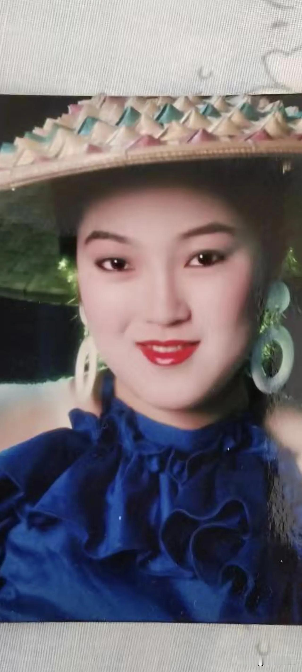 翻出1990年的老照片，那时候的明星照也挺好的，还有一张更老的照片，那时的穿搭其