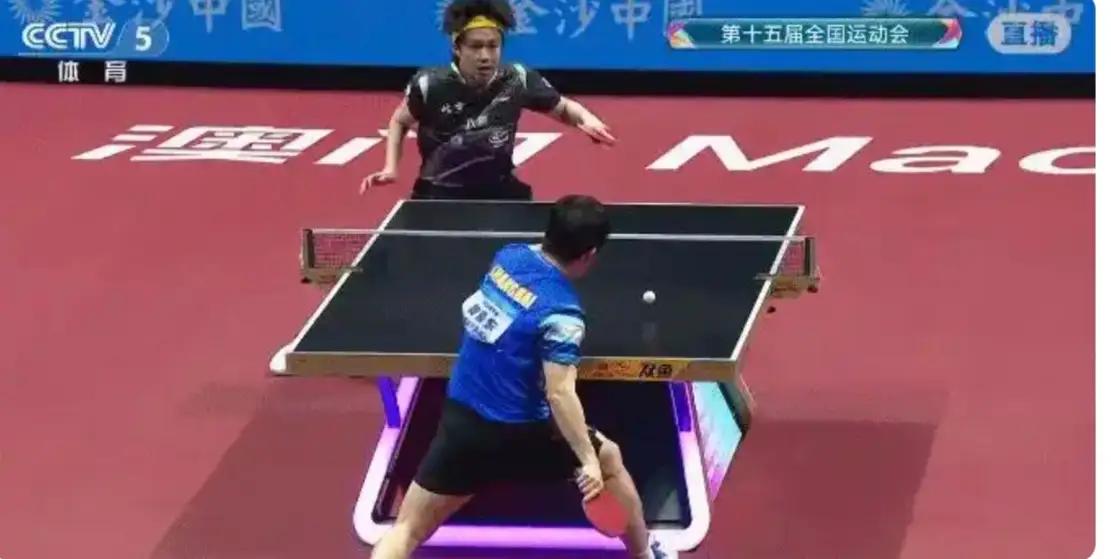王楚钦的出球速度是真惊艳，角度刁钻到让樊振东都得紧着接，前三板直接连拿三分，那节