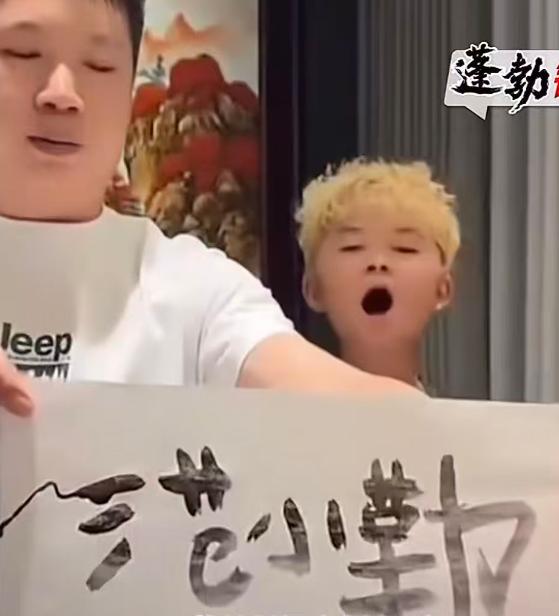 酷似马云走红的 “小马云” 范小勤，直播间里他展示手写毛笔字，单幅售价 228 