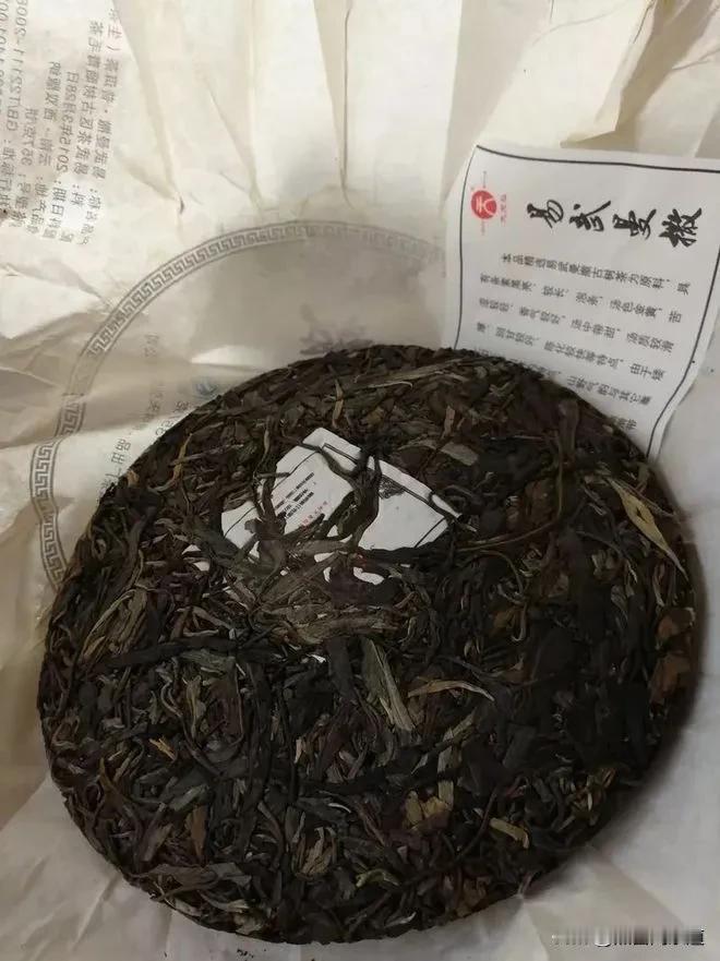 普洱老茶的年份鉴别确实有一定难度，但可以从以下几个方面进行判断：

一、外观
