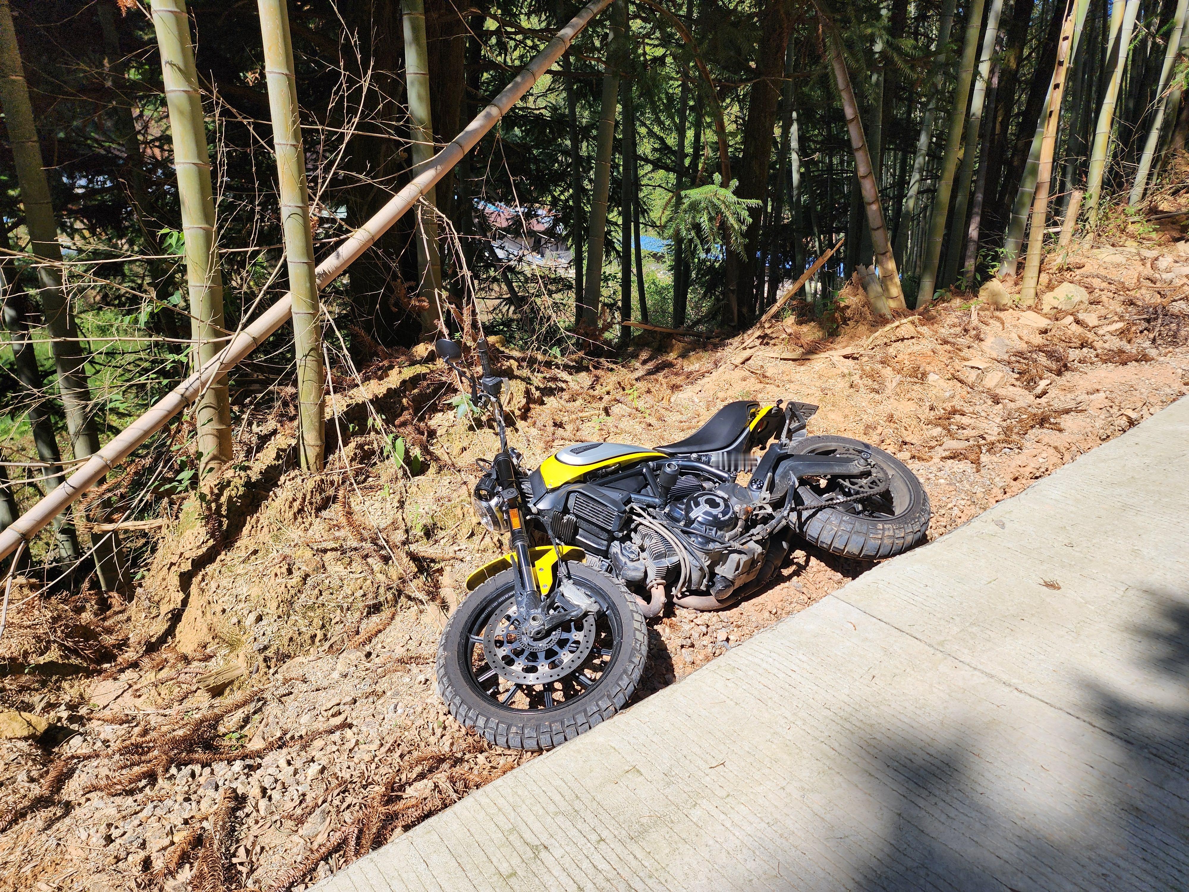 这阵子真是。。。车见车爆胎啊