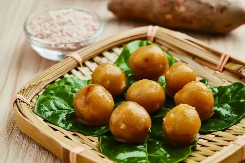 地瓜凉圆

材料：
蒸熟后压成泥状的地瓜馅100g
莲藕粉60g
蕃薯粉200g