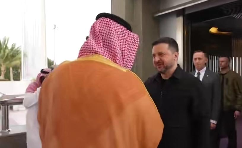 泽连斯基又跑大户家化缘去了，真是服了这乞丐。卖了四年惨，卖成了网红，这赛道真是独