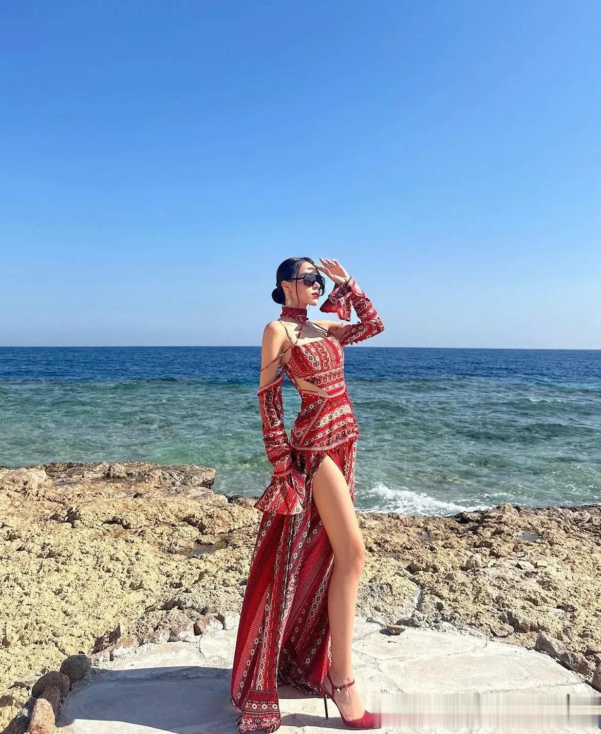 中东的海边，怎么看都像沙漠。在海边。在海边拍照，选择衣服是个值得注意的事项，海边