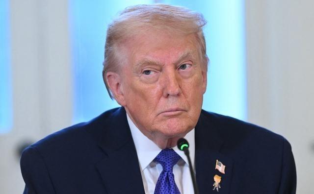 夜深了，特朗普完全没睡意。在自己账号上发文说：“伊朗的谈判代表真的非常不一样，而