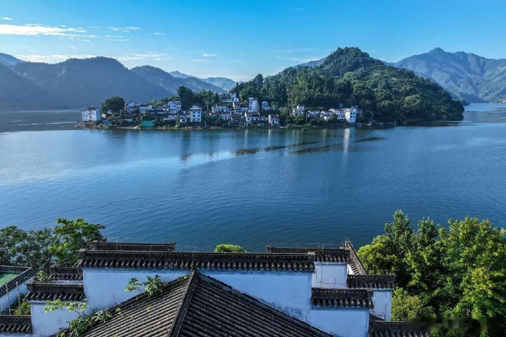 情感社区 【美丽家乡 安徽歙县——水清岸绿 生态如歌】       盛夏的安徽黄