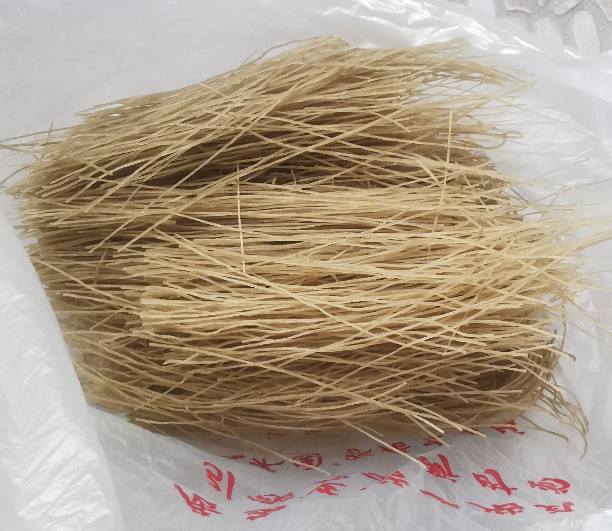 山东一地粉条每日为胖东来供货12吨 昨天我一在山上种地养鸡的朋友，送了我五六斤红