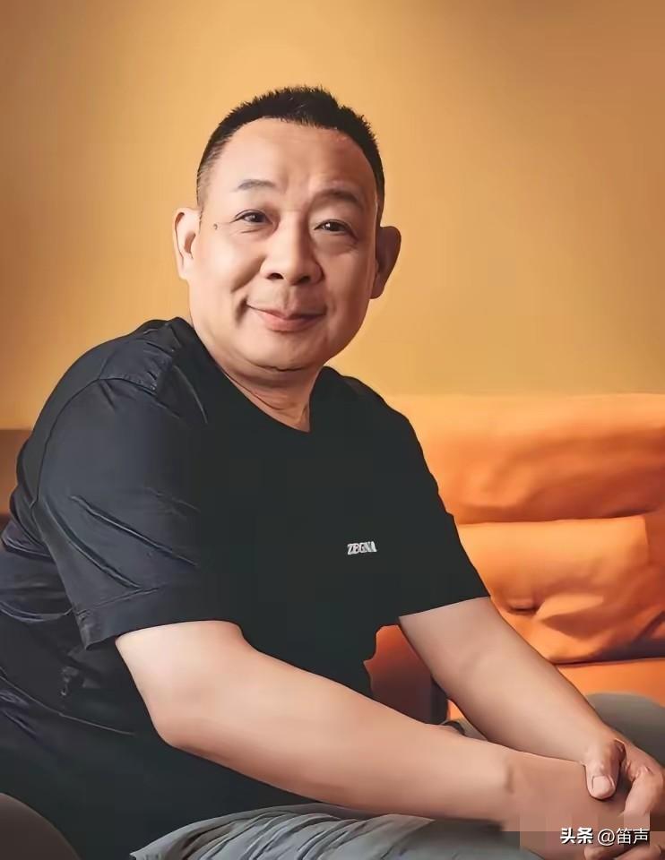 这个世界最让人看不懂的
就是于东来了，才60岁
身体又好好的，竟然这么早就把身后