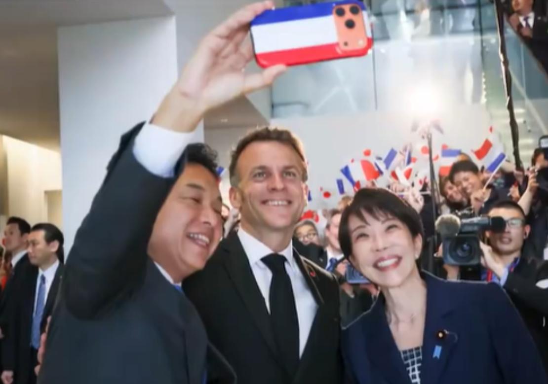 马克龙与日本女首相自拍，幸亏法国第一夫人没在场！4月2日马克龙在日本女首相的陪同