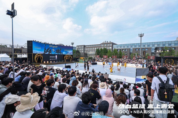 惊喜嘉宾张一山空降iQOO×NBA高校篮球赛总决赛现场一身浅灰休闲套装清爽活力，