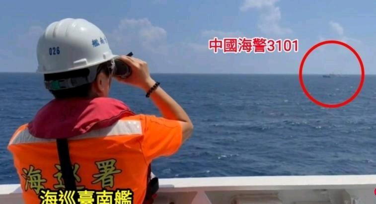 0.4海里！东沙群岛海域激烈对峙，大陆海警硬气喊话，台中海巡船只能灰溜溜地跟着