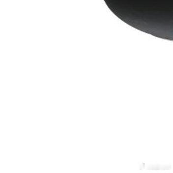 一只杯子装得下温水与晨光，盛得住忙碌日常。杯沿触碰唇齿，消解疲惫琐碎，平凡器物，