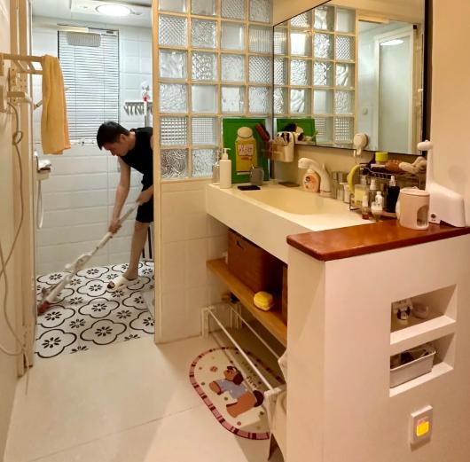 朋友来我家上厕所，在走廊里转了三圈，愣是没找到门！她急得喊我：“你家厕所到底在哪