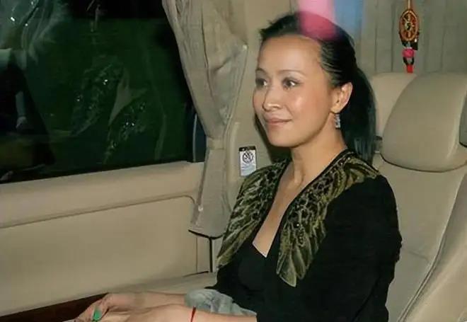 1990年深夜，曾志伟打电话给刘嘉玲：玲玲，三缺一，过来不？刘嘉玲欣然前往。没想