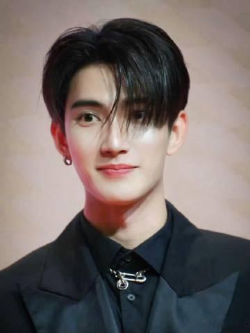 过年口粮要靠这档中泰新选秀了 节目直播形式加上顶级导师团队，专业度和颜值兼具，让