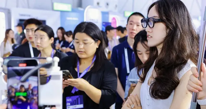 外滩大会看未来生活丨前沿科技照进现实，交流、餐饮、出行场景都将改变