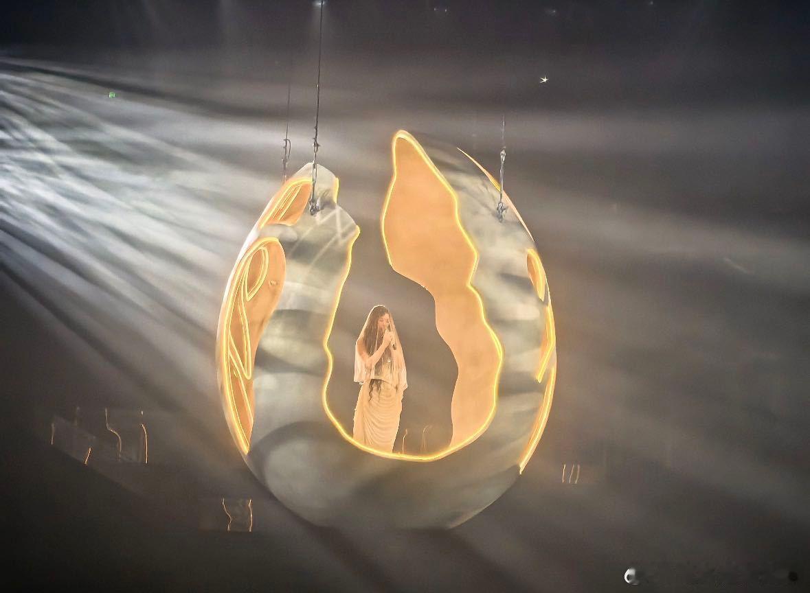 单依纯风吹面纱珠玉现世 光影交错，她踏着光而来，面纱轻扬，珠玉闪烁，空灵歌声在场