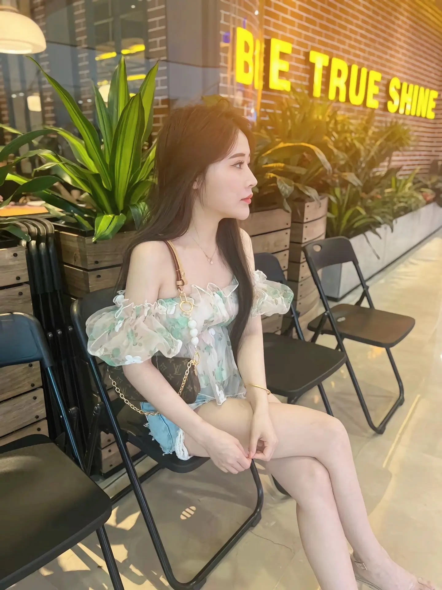你可以爱我  也可以不爱我  但你不能骗我  也不能假装很爱我