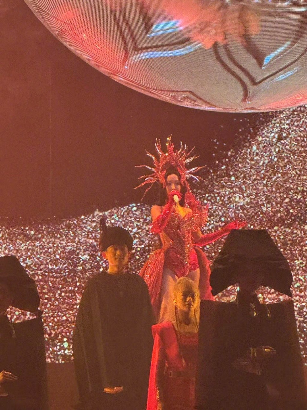 吉克隽逸赤焰珊瑚造型吉克隽逸这造型赢麻了！赤焰珊瑚裙配火焰纹耳饰，这姐一开口，全