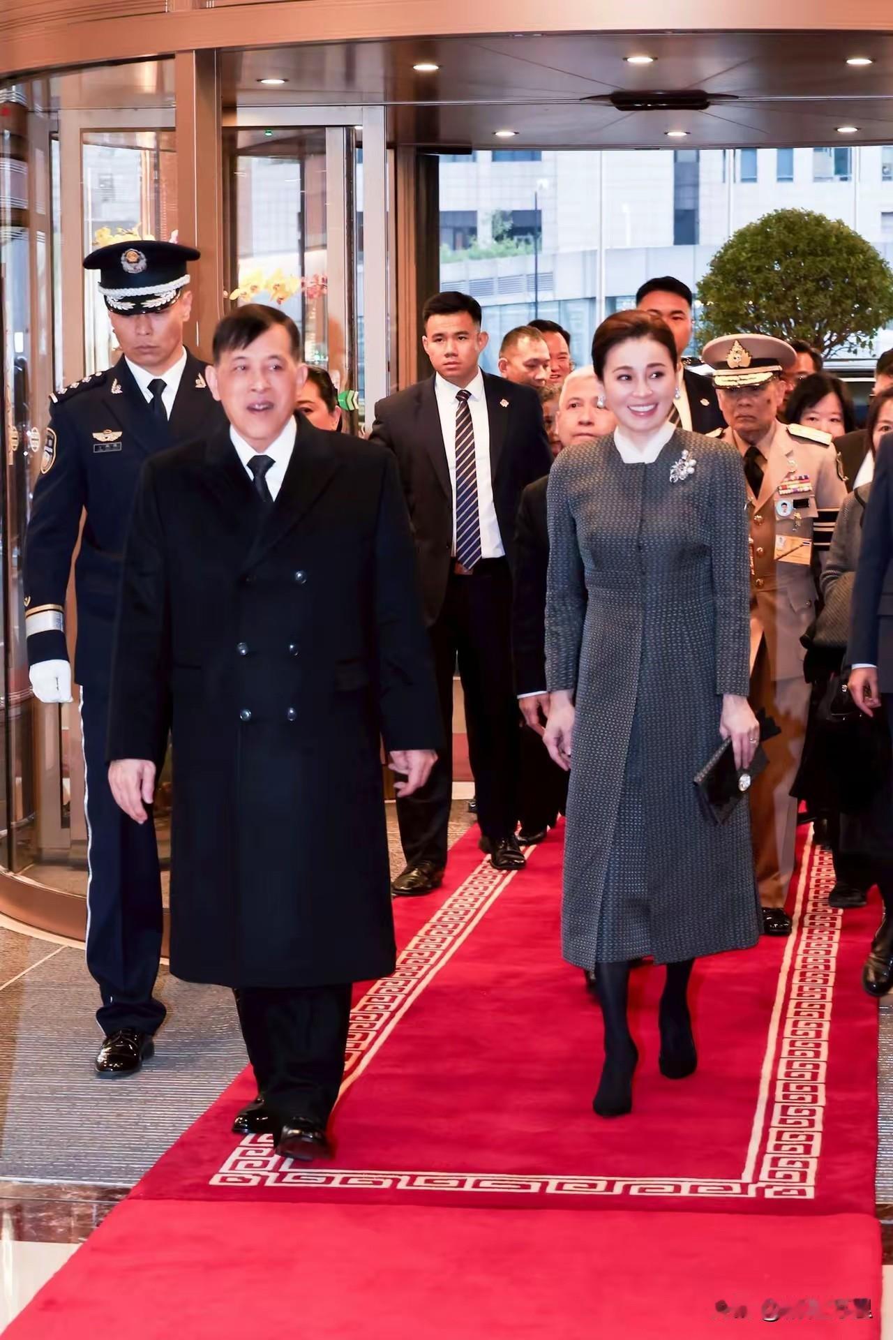 以前网上总说泰国这位国王以前还是王子的时候多么的不靠谱，做事任性，放荡不羁，整天