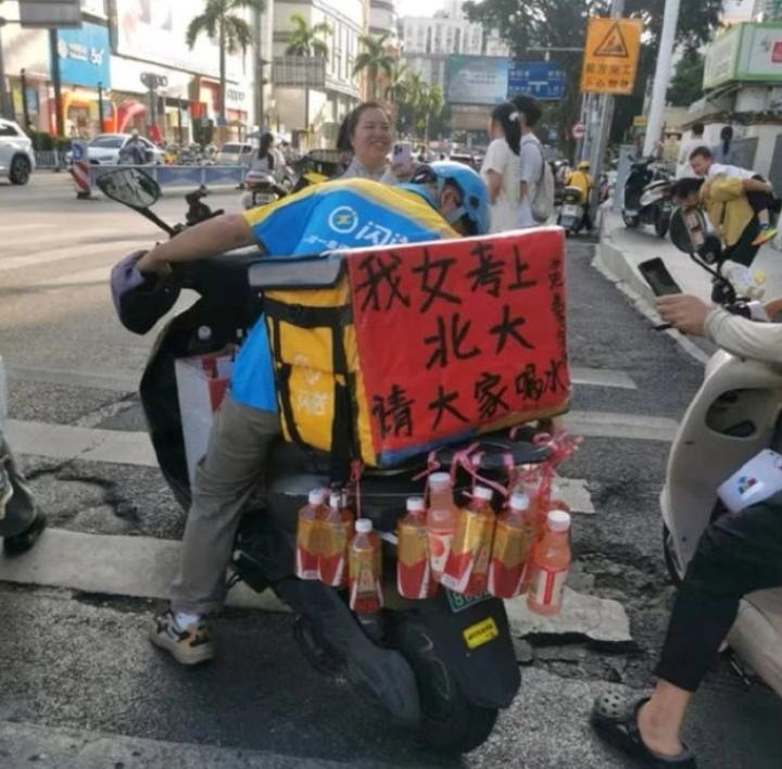 普通人最高级的炫耀，莫过于此！南宁闪送师傅刷屏全网！电动车后备箱红纸格外耀眼：我