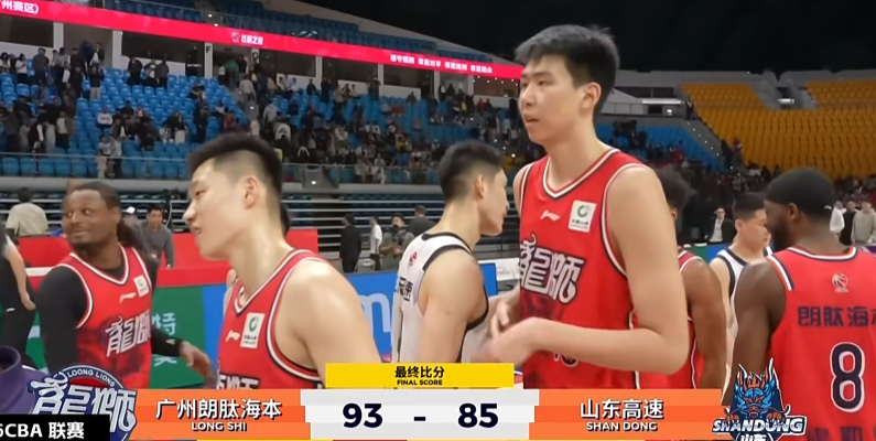 今天晚上最大的亮点是徐昕，17分10篮板4盖帽，这趟国家队没有白去，学到东西了。