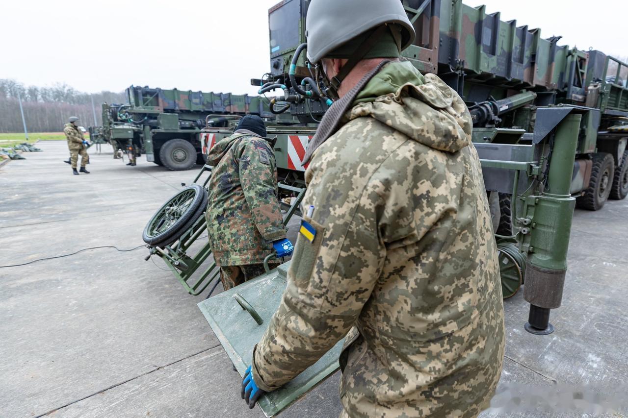 又一批乌克兰士兵抵达德国接受“爱国者”防空系统的训练。俄乌战争之前乌克兰和北约谁