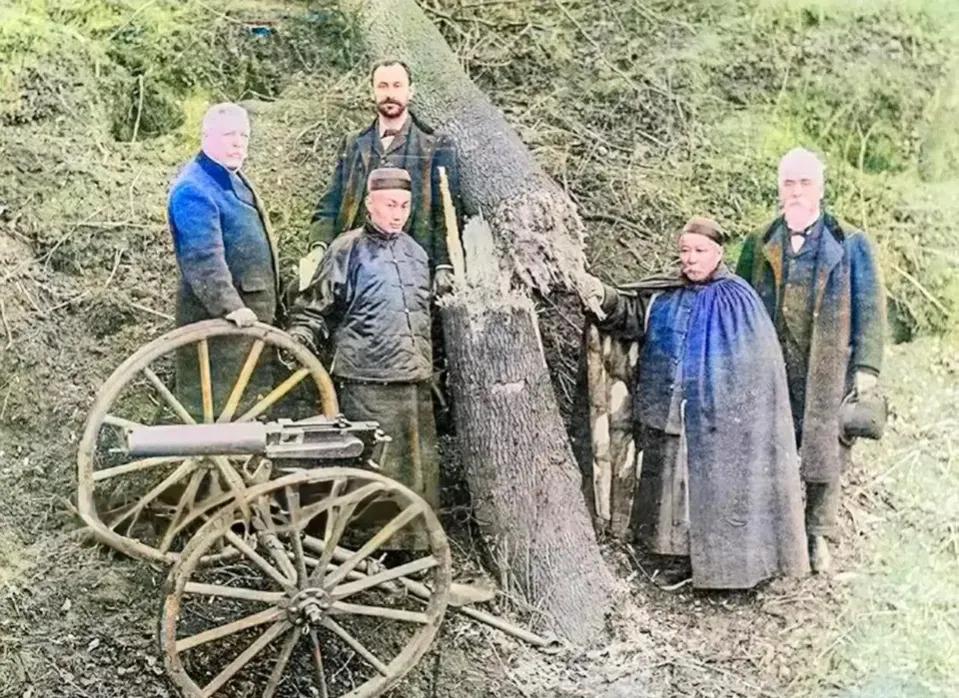 洋人在向晚清外交大臣展示马克沁重机枪的威力，把一棵粗壮的树枝打断了。

1896